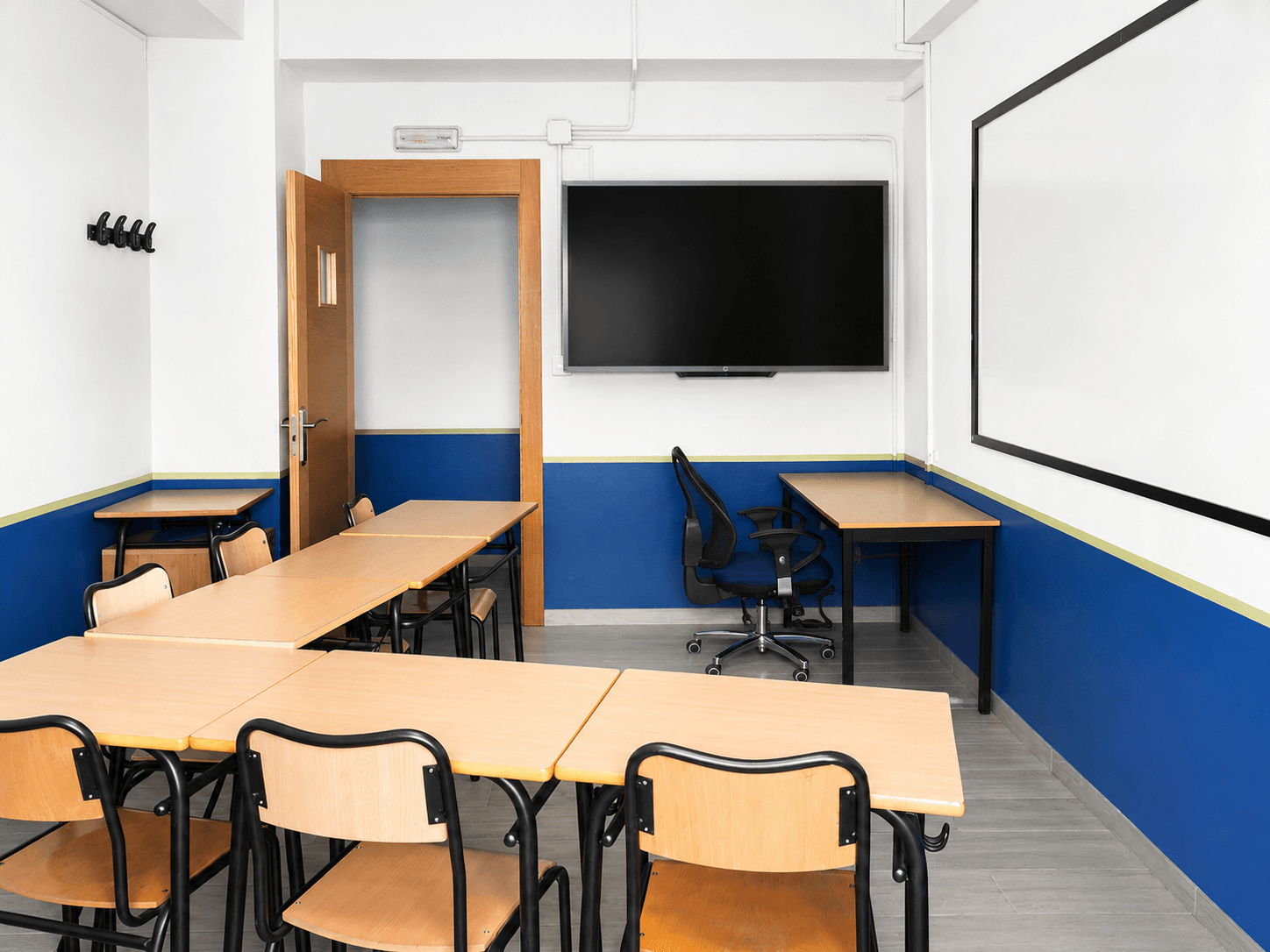 Aula amplia y luminosa
